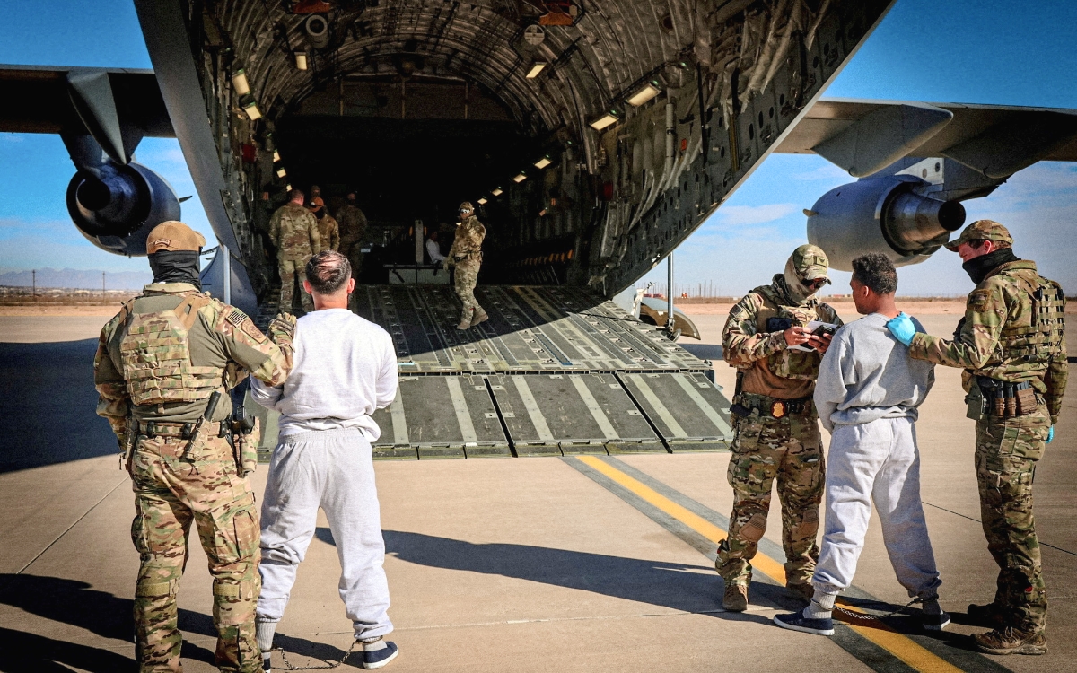 Por su alto costo, Trump suspende deportaciones en aviones militares: WSJ