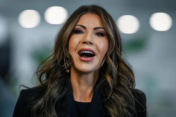 Detienen a sospechoso por robo de bolso de Kristi Noem, secretaria de Seguridad de EU