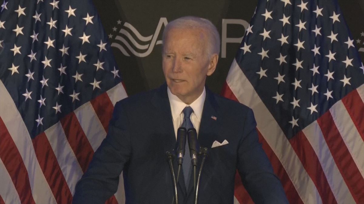 Biden critica los recortes de Trump en su primer discurso desde que dejó el poder