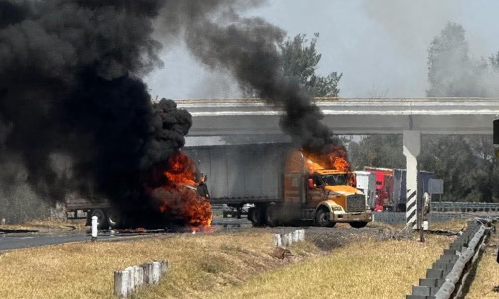 Narcobloqueos aterran a Michoacán, Jalisco y Guanajuato; mueren 2 policías