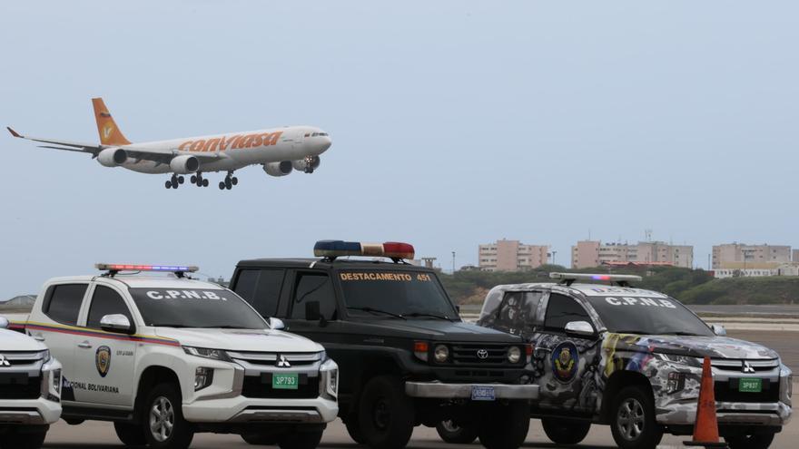 Avión procedente de México llega a Venezuela con 313 repatriados; 151 son niños