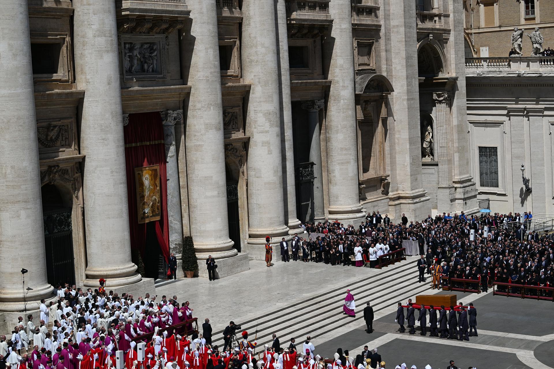 Miles de fieles se despiden del papa emocionados ante Santa María la Mayor