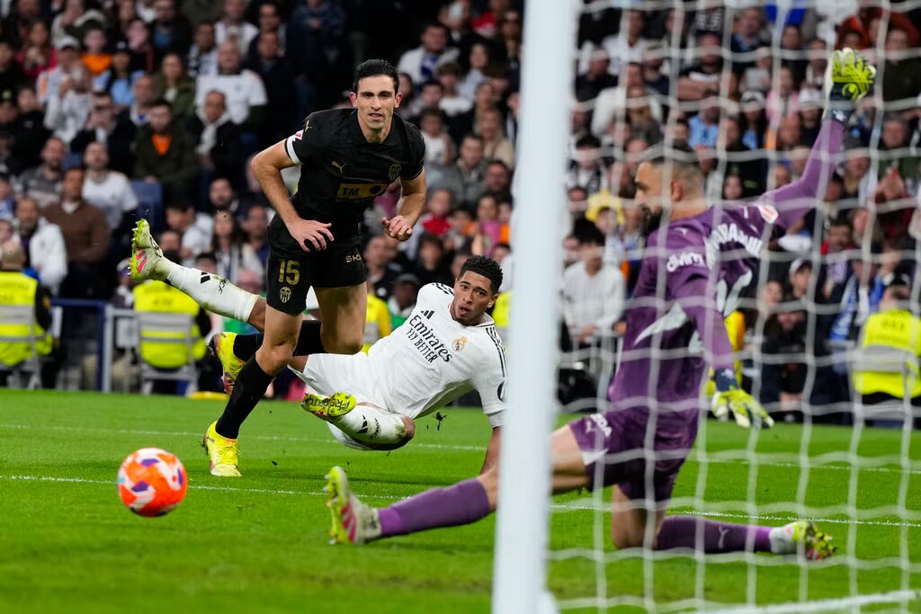 Real Madrid pierde 2-1 ante el Arsenal y queda fuera de la Champions League en los cuartos de final