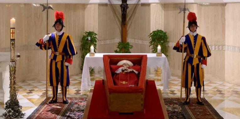 Vaticano difunde las primeras imágenes del papa Francisco en su féretro