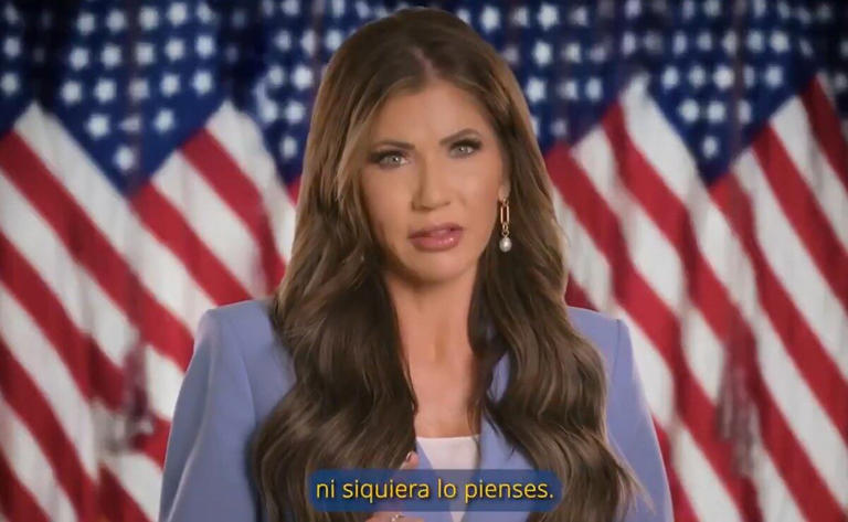 TV Azteca se deslinda de emitir spots antiinmigración de Kristi Noem
