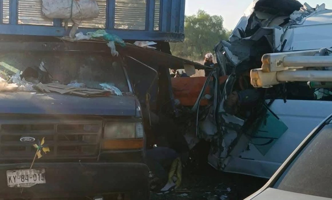 Cinco muertos y 15 heridos tras choque entre combi y camión en Tecámac