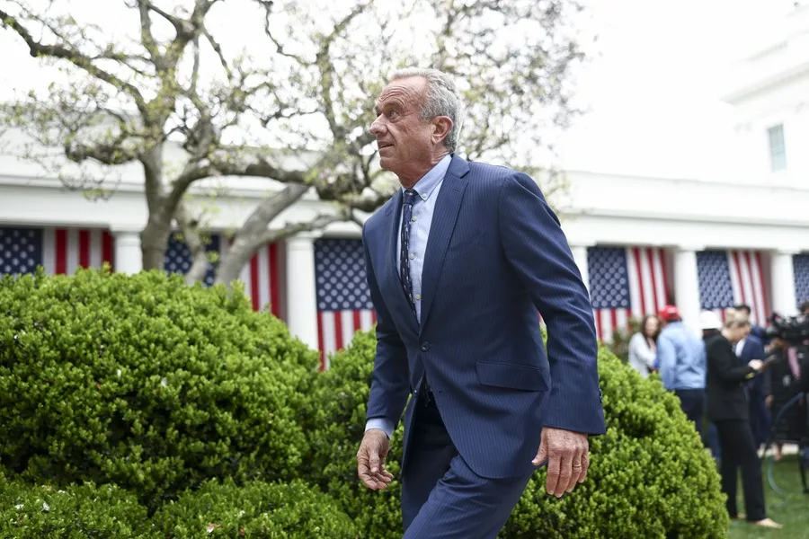 Kennedy afirma que el autismo lo causa una “toxina ambiental”