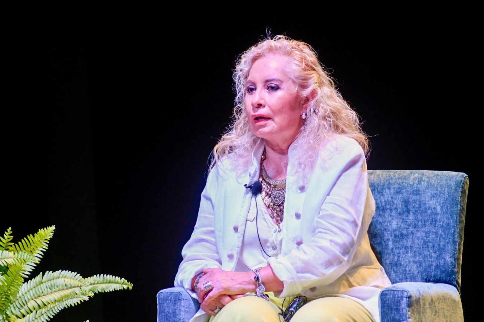 Carla Estrada revela en la UJAT las claves para mantenerse con éxito en la producción televisiva