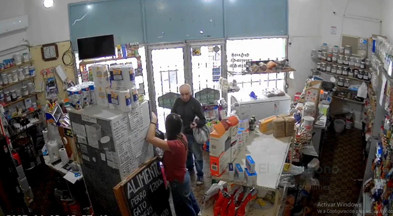 “Le quería decir que esto es un robo”: adulto mayor asalta una tienda y empleada se ríe de él