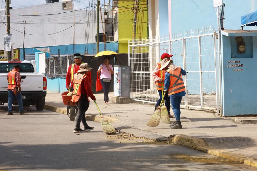 Brigadas de Centro atienden calles en colonia El Espejo II para mejorar los servicios municipales