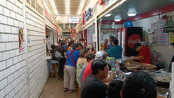 Mercado público «José María Pino Suárez» abarrotado en Jueves Santo
