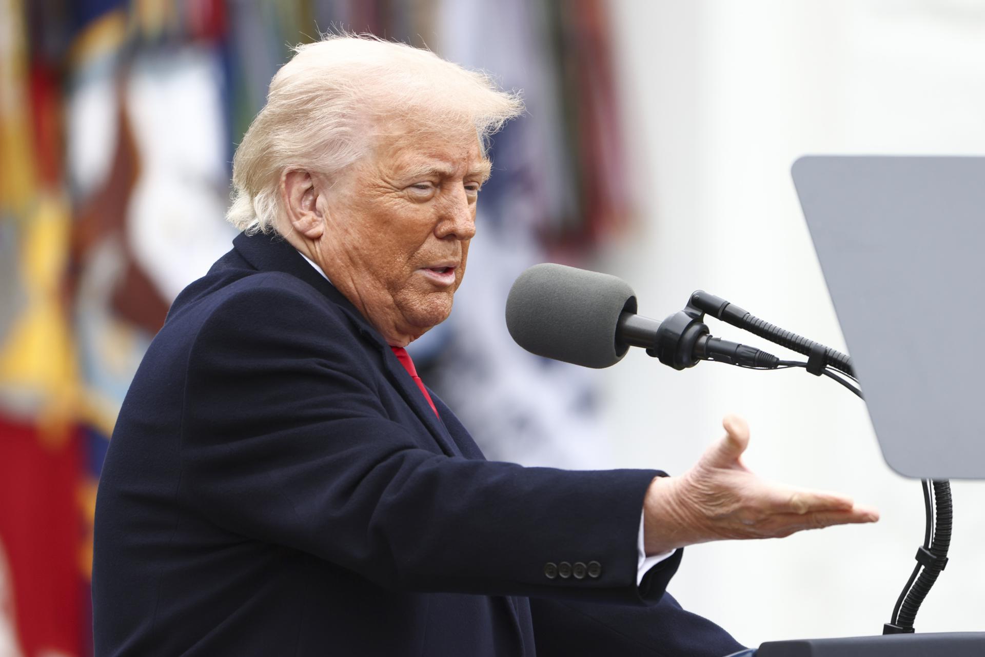 Juez inicia proceso para declarar al Gobierno Trump en desacato por expulsión de migrantes