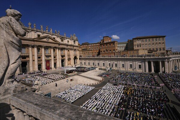 Fieles católicos rinden homenaje al papa Francisco mientras su tumba en Roma abre al público