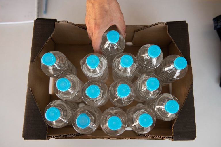 Retiran del mercado más de 4 mil cajas de AGUA embotellada de una FAMOSA MARCA por contaminación con una bacteria