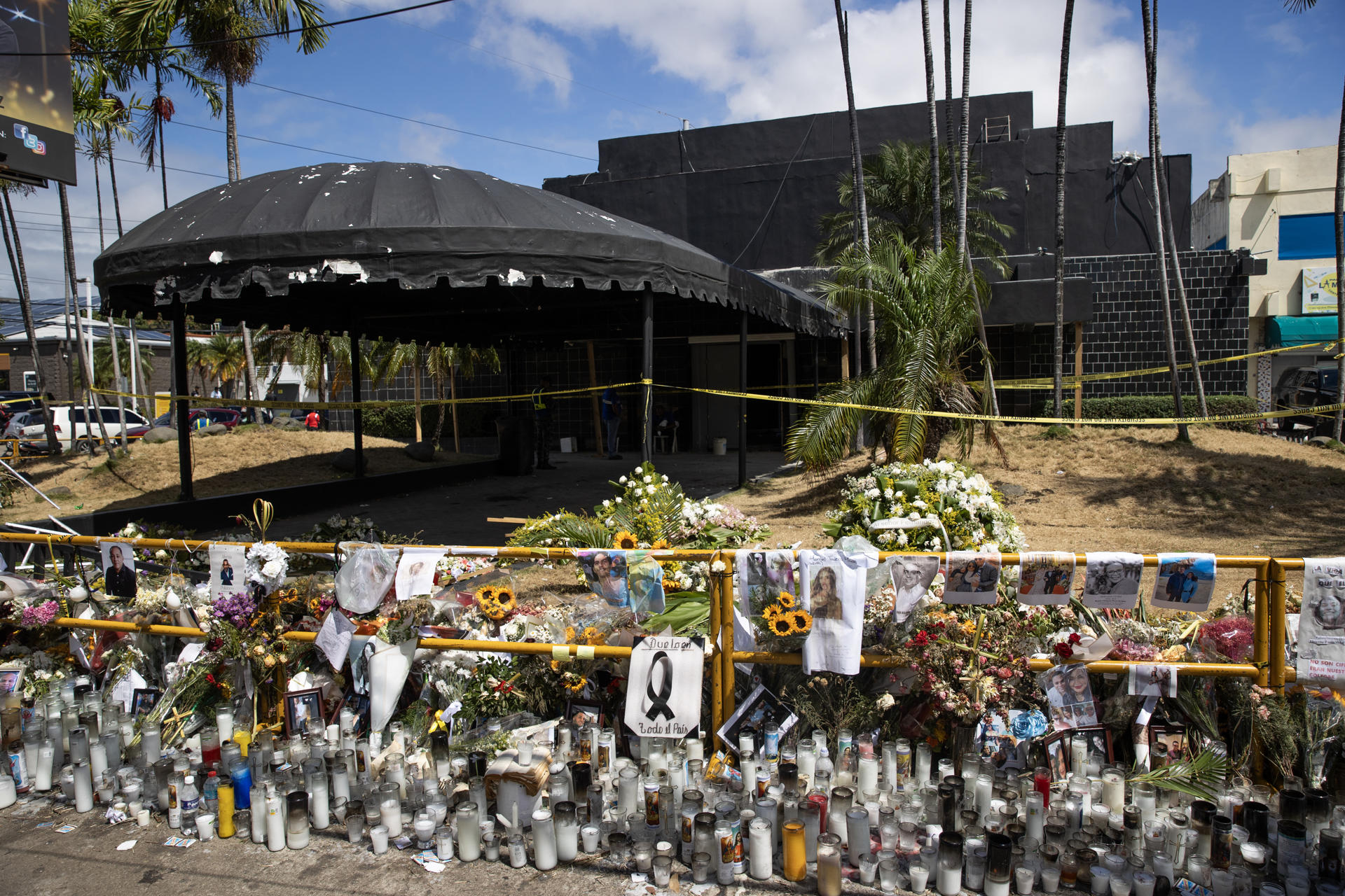 STO01.- SANTO DOMINGO (REPÚBLICA DOMINICANA), 14/04/2025.- Fotografía de las ofrendas puestas a la entrada de la discoteca Jet Set recordando a las víctimas de la tragedia, este lunes en Santo Domingo (República Dominicana). Las víctimas mortales de la tragedia de la discoteca de Santo Domingo aumentan a 231, de ellas 221 en el local mismo y 10 en los centros sanitarios a los que fueron trasladadas heridas, informó este lunes la ministra de Interior y Policía de República Dominicana, Faride Raful. EFE/Orlando Barría