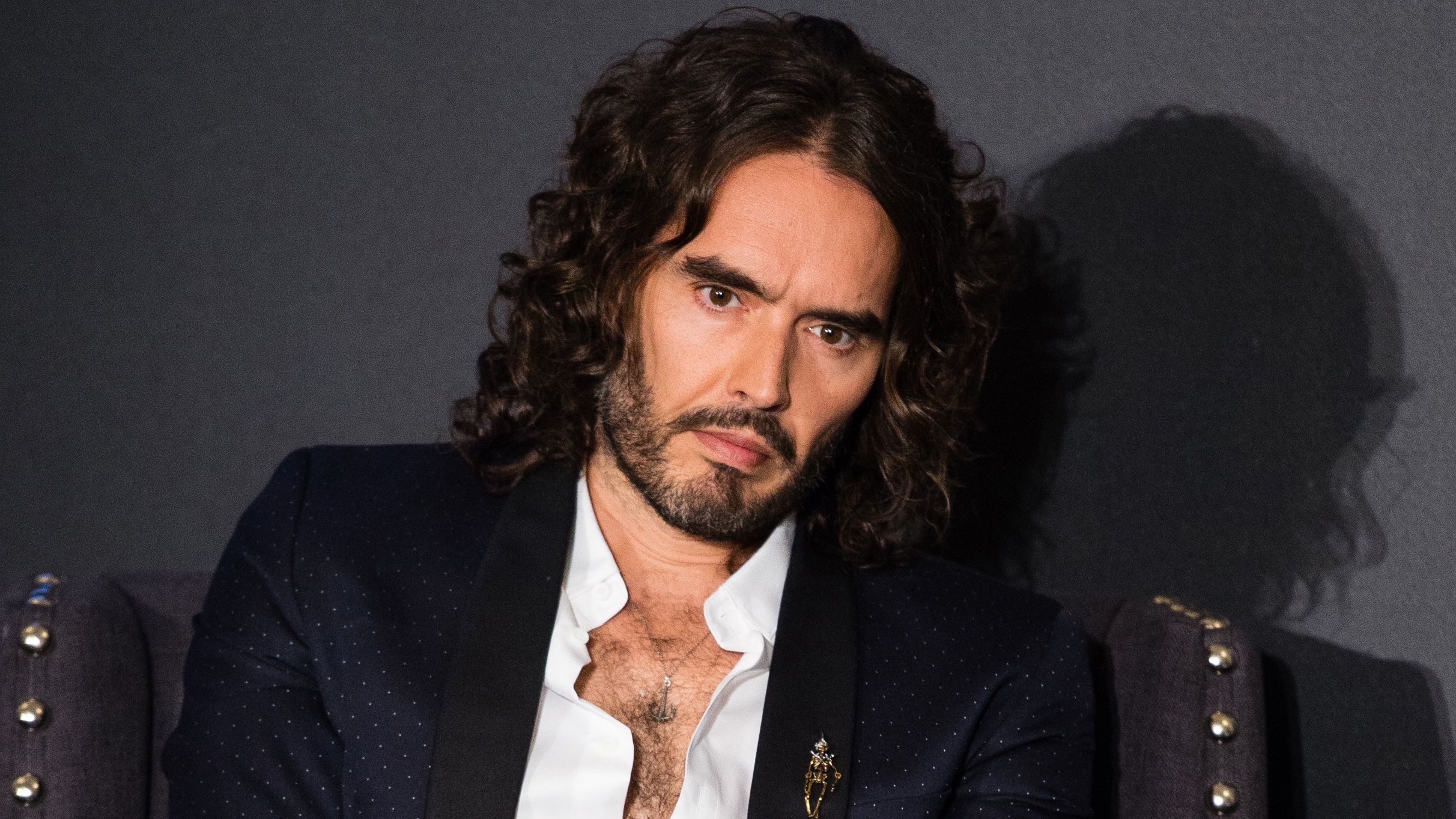 Acusan al actor británico Russell Brand de violación y agresiones sexuales