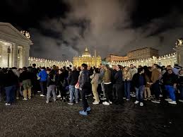La basílica de San Pedro permaneció abierta casi toda la noche ante la cantidad de fieles