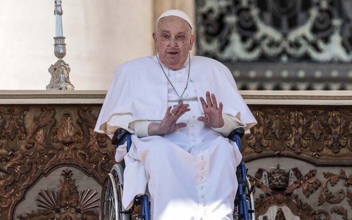 El papa Francisco reaparece en su convalecencia ante los fieles de la plaza de San Pedro