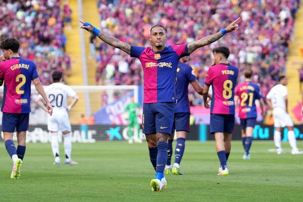 Barcelona es el primer equipo en ganar todos los Clásicos de España en una misma temporada