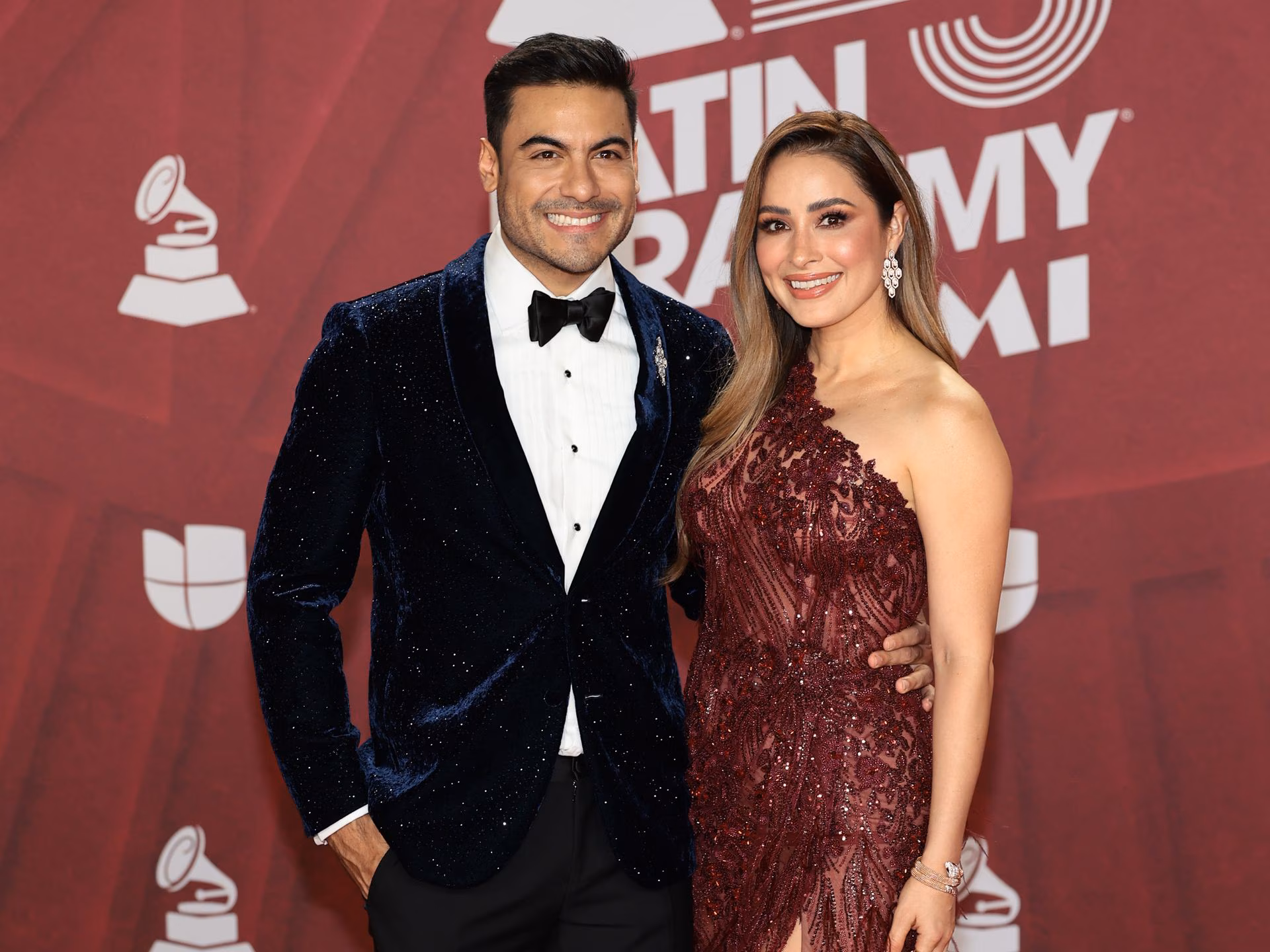 Carlos Rivera dedica romántico mensaje a Cynthia Rodríguez