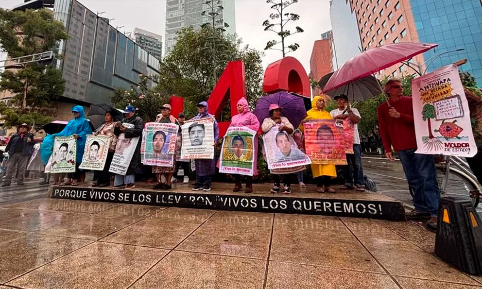 Este martes, se reunirá Sheinbaum con padres de los 43