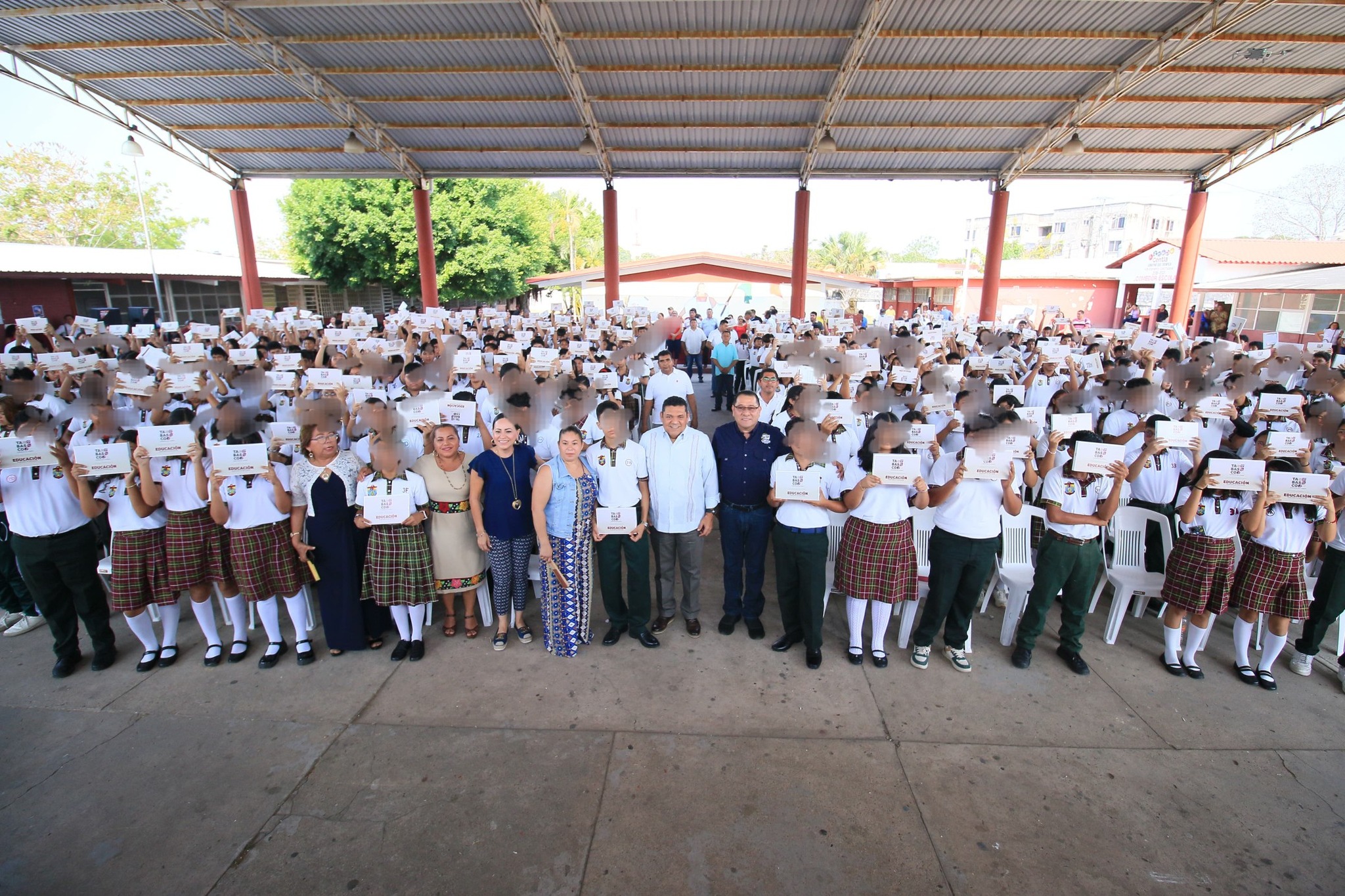 Con la entrega de 6,919 tablets, Gobierno del Pueblo impulsa la educación de alumnos de Centla