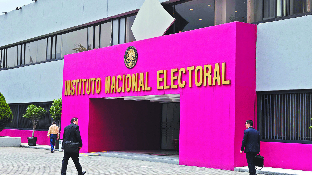 Lenia Batres denuncia ante el INE una “campaña sucia” para confundir al electorado