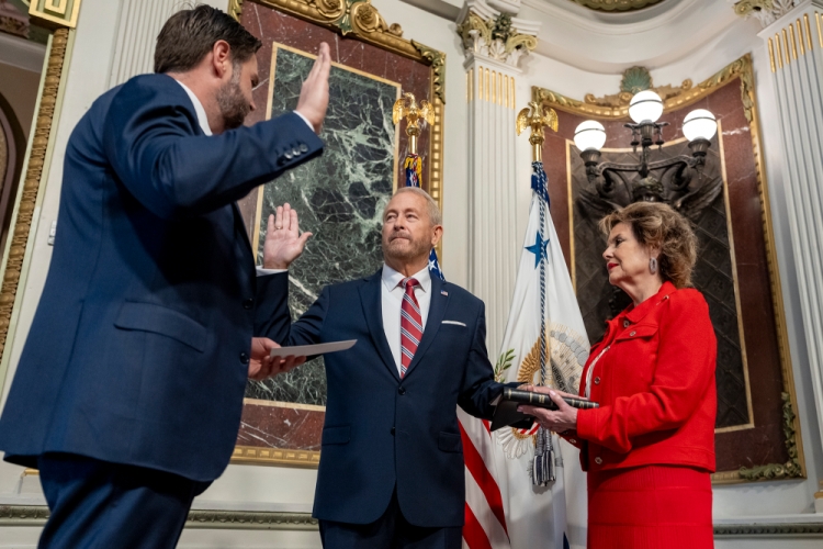 Ron Johnson rinde protesta como embajador de EU en México