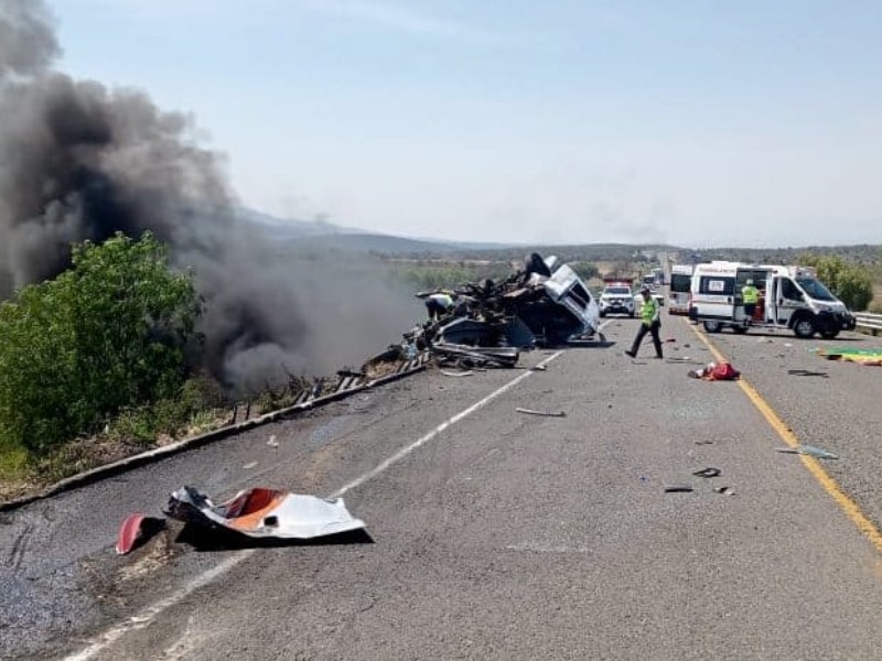 Mueren al menos 21 personas por accidente sobre la autopista Cuacnopalan-Oaxaca