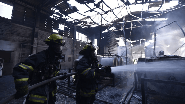 Incendio en fábrica de aerosoles en Tlaquepaque deja, al menos, 2 muertos y 18 heridos