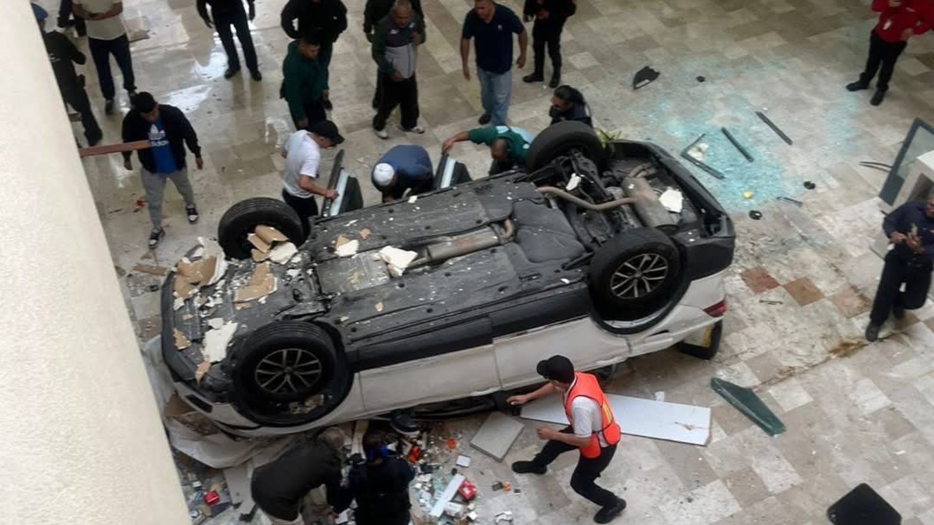 Vehículo cae desde tercer piso de estacionamiento en plaza de CDMX