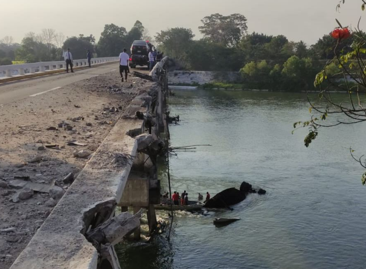 Saquean tráiler hundido en el río Samaria tras trágico accidente