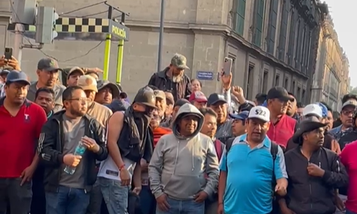 Maestros de la CNTE bloquean accesos a Palacio Nacional previo a ‘mañanera’ de Sheinbaum