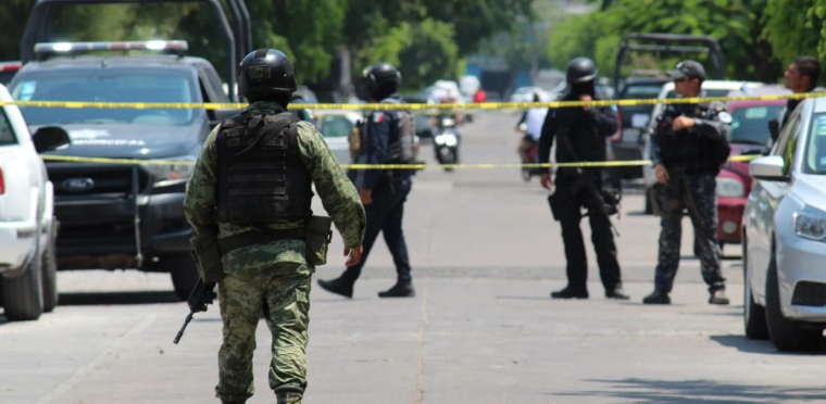 Investigan a policías por presuntamente alterar escena del homicidio de colaboradores de Clara Brugada