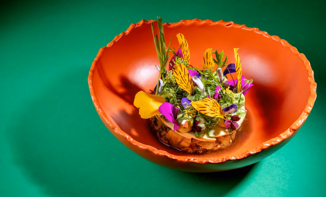 Flores en el plato: la tendencia gastronómica que conquista los sentidos