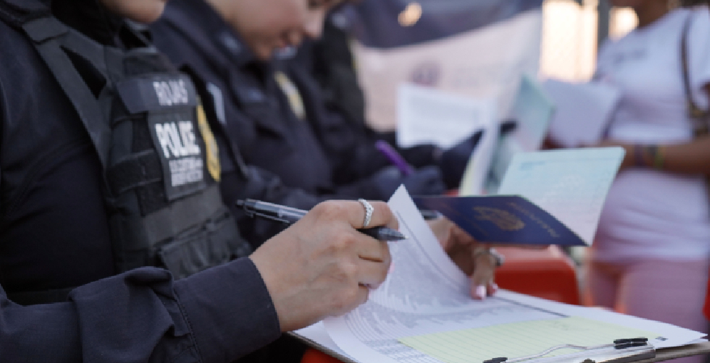 Detenidos en Nueva York 14 trabajadores agrícolas que viajaban en un autobús de empresa