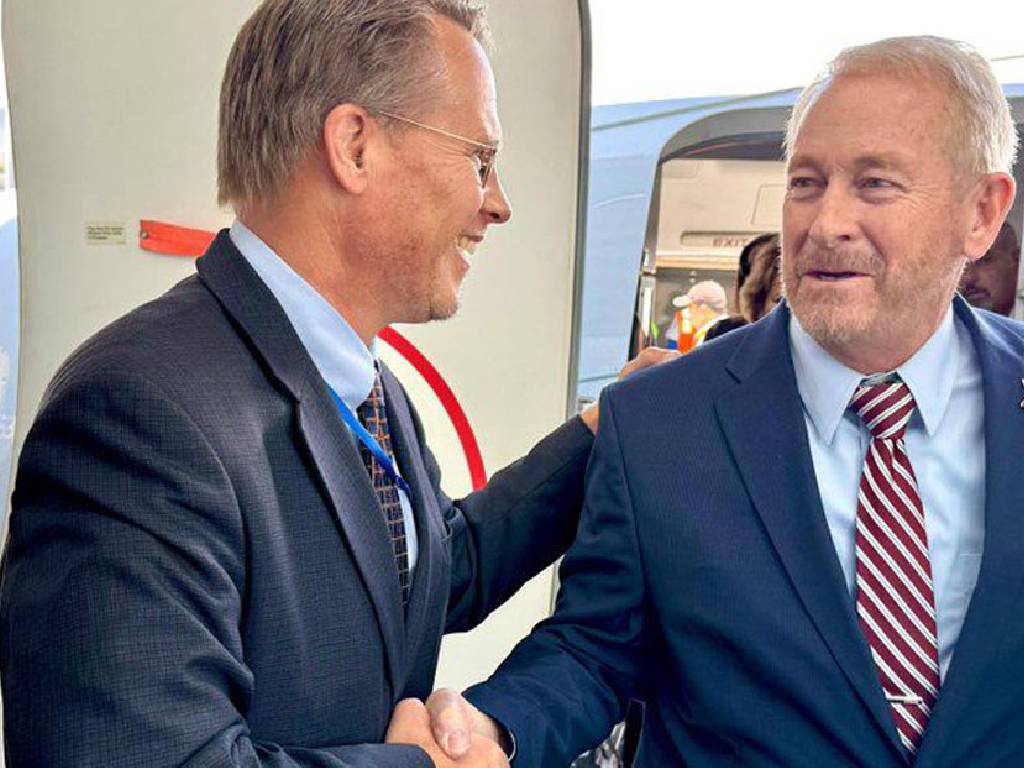 El embajador estadounidense Ronald Johnson llega a México