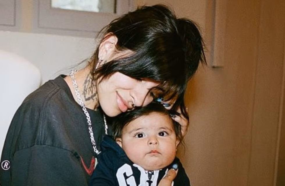 Cazzu llega a México acompañada de Inti, habla de Nodal y revela sus planes