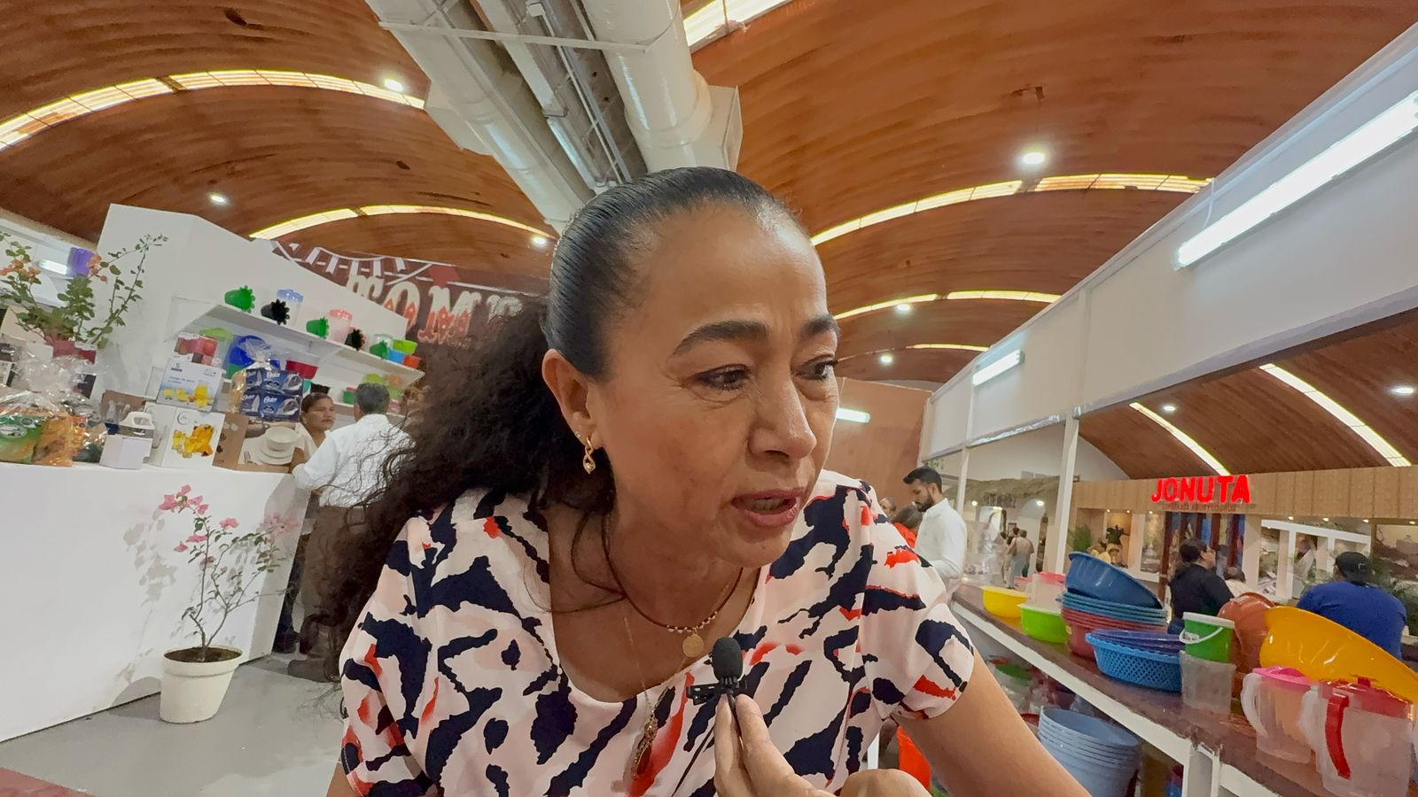 Supervisa Aurora Raleigh tómbola del DIF en la Feria Tabasco