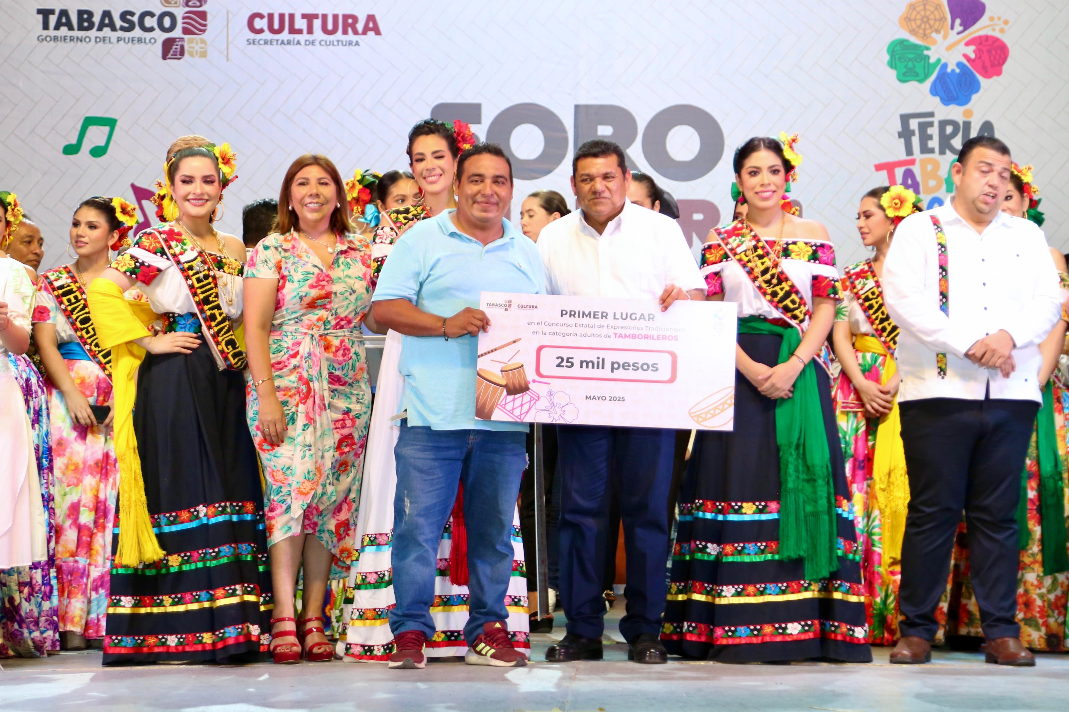 Reparten más de 2 millones de pesos en premios durante concursos culturales en el Foro La Cultural