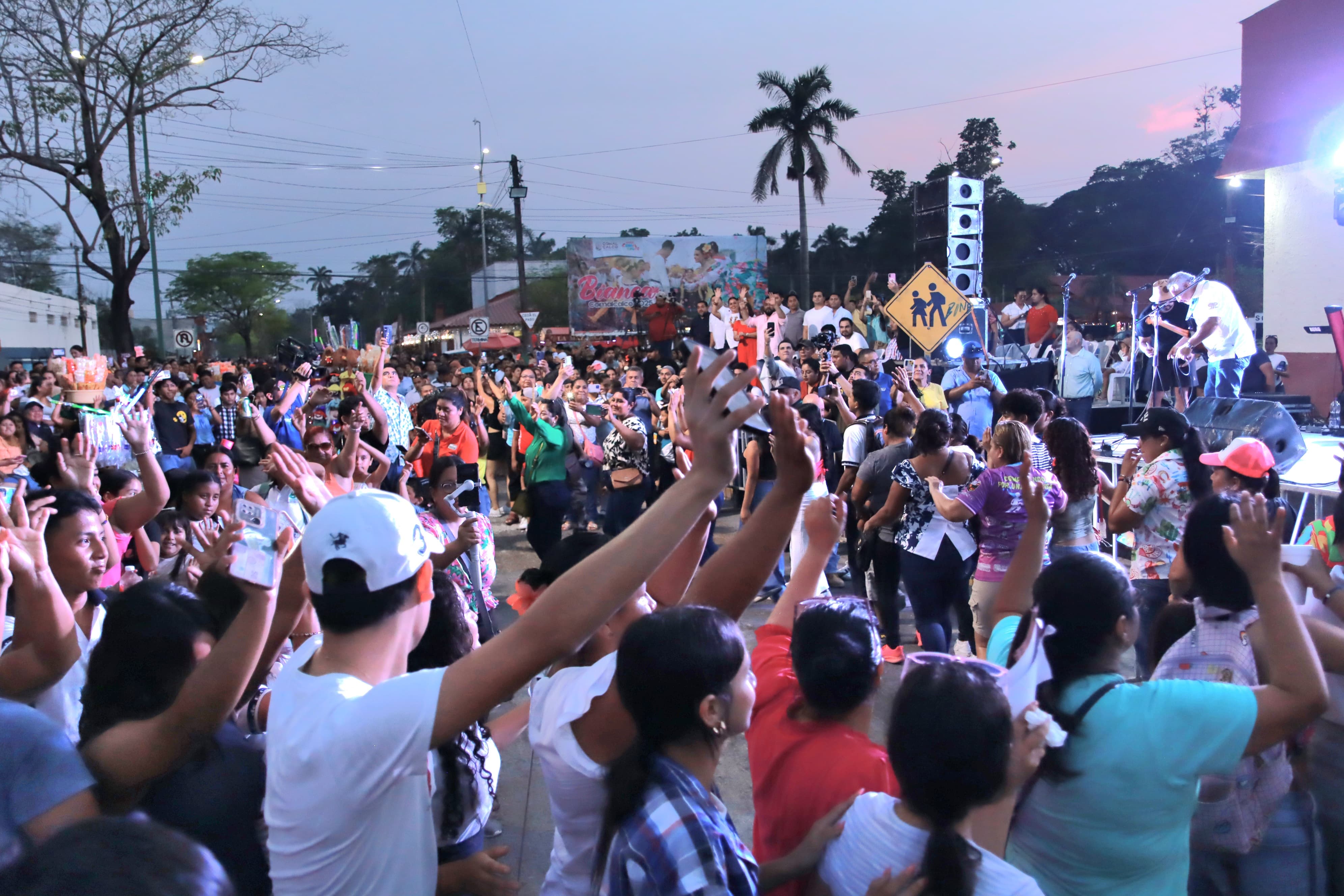 Inunda la alegría las calles de Comalcalco por tradicional desfile de Carros Alegóricos