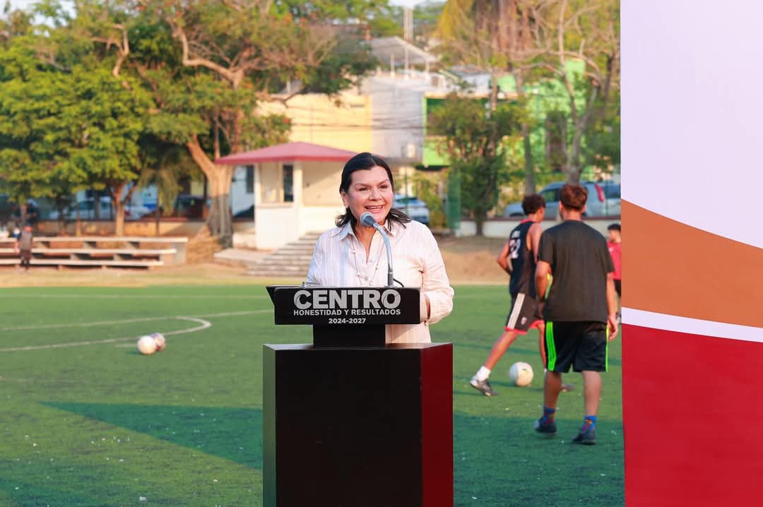 Premia Yolanda Osuna a equipos ganadores del Torneo Intramunicipal de Fútbol Centro 2025