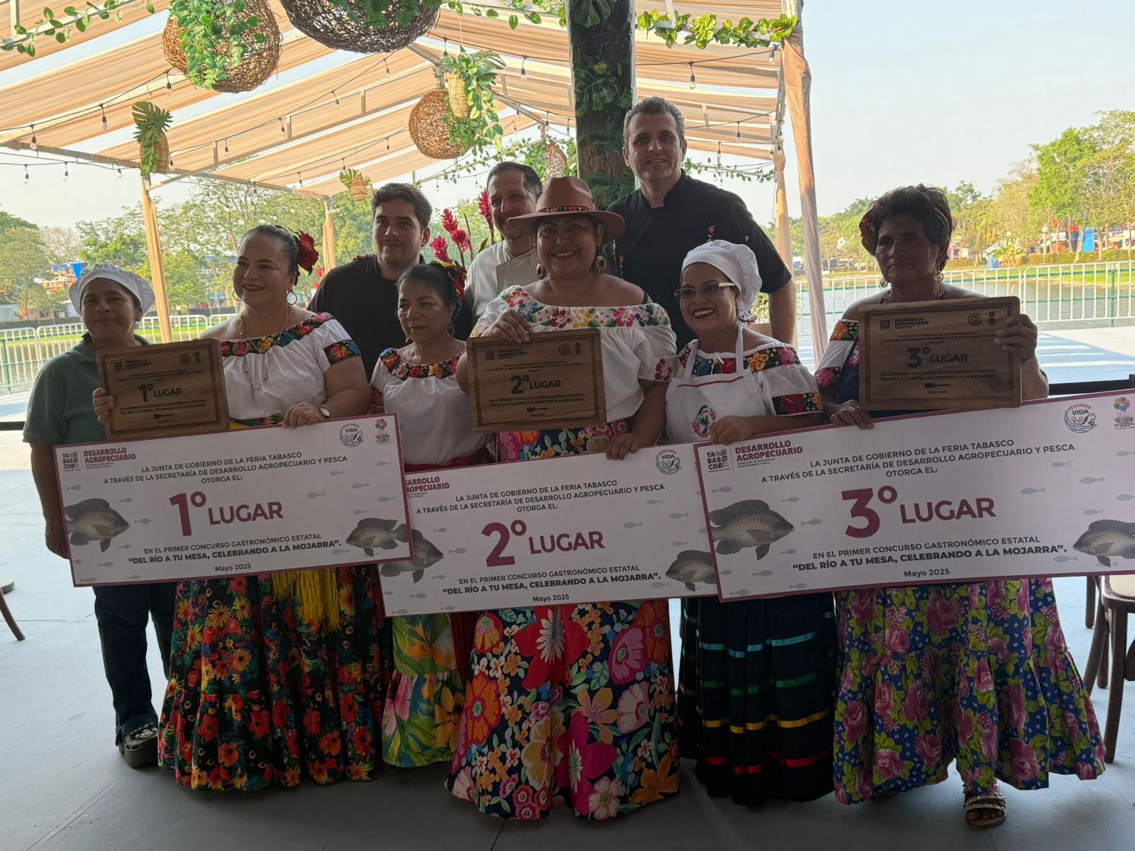 Premia Javier May a ganadoras del concurso “Del río a tu mesa»