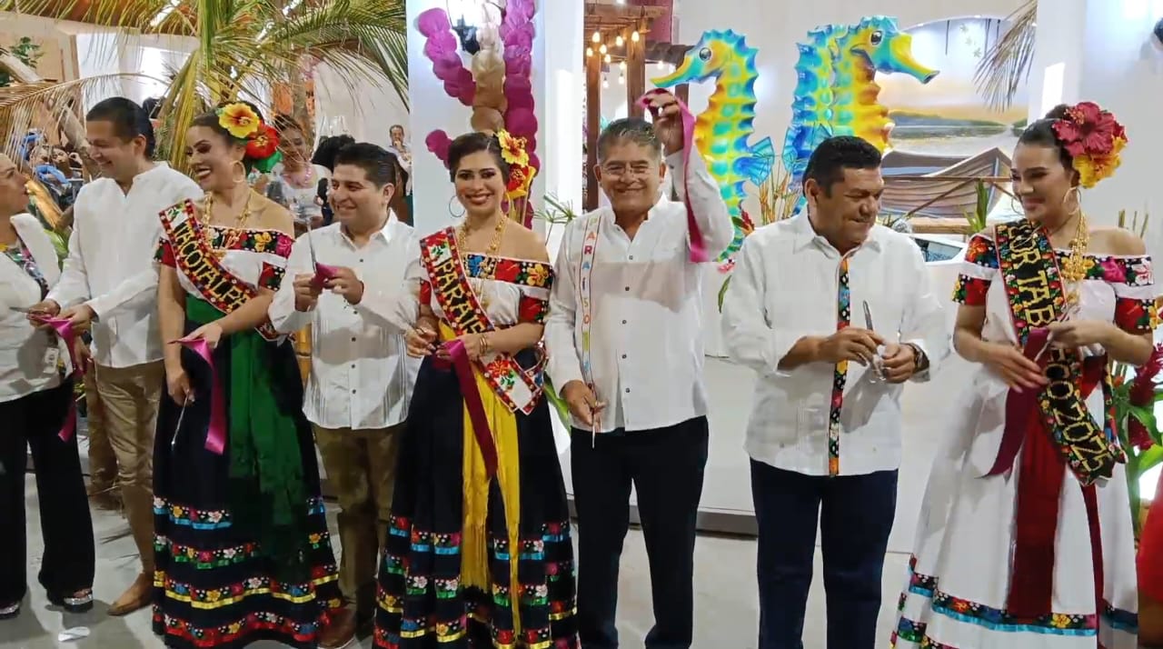Alfonso Baca y el gobernador Javier May inauguran stand de Paraíso