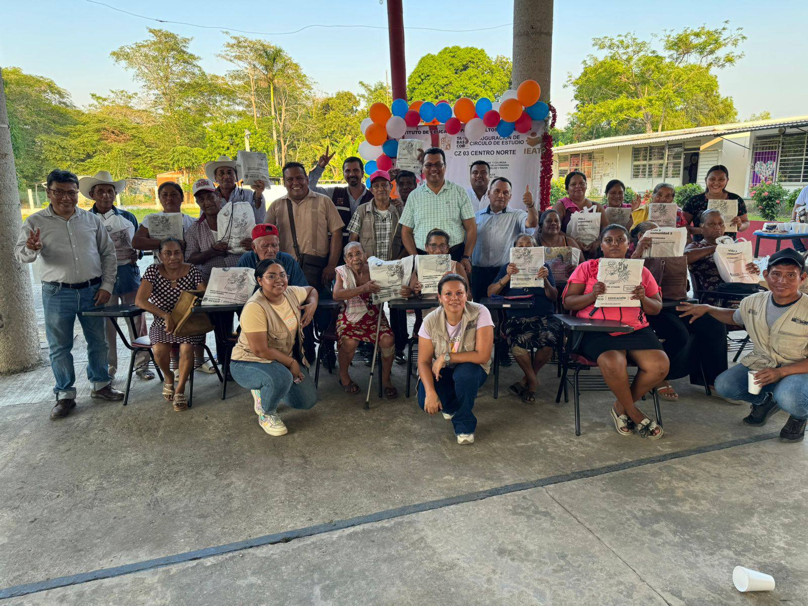 Matrimonio de abuelitos inicia sus estudios en el IEAT
