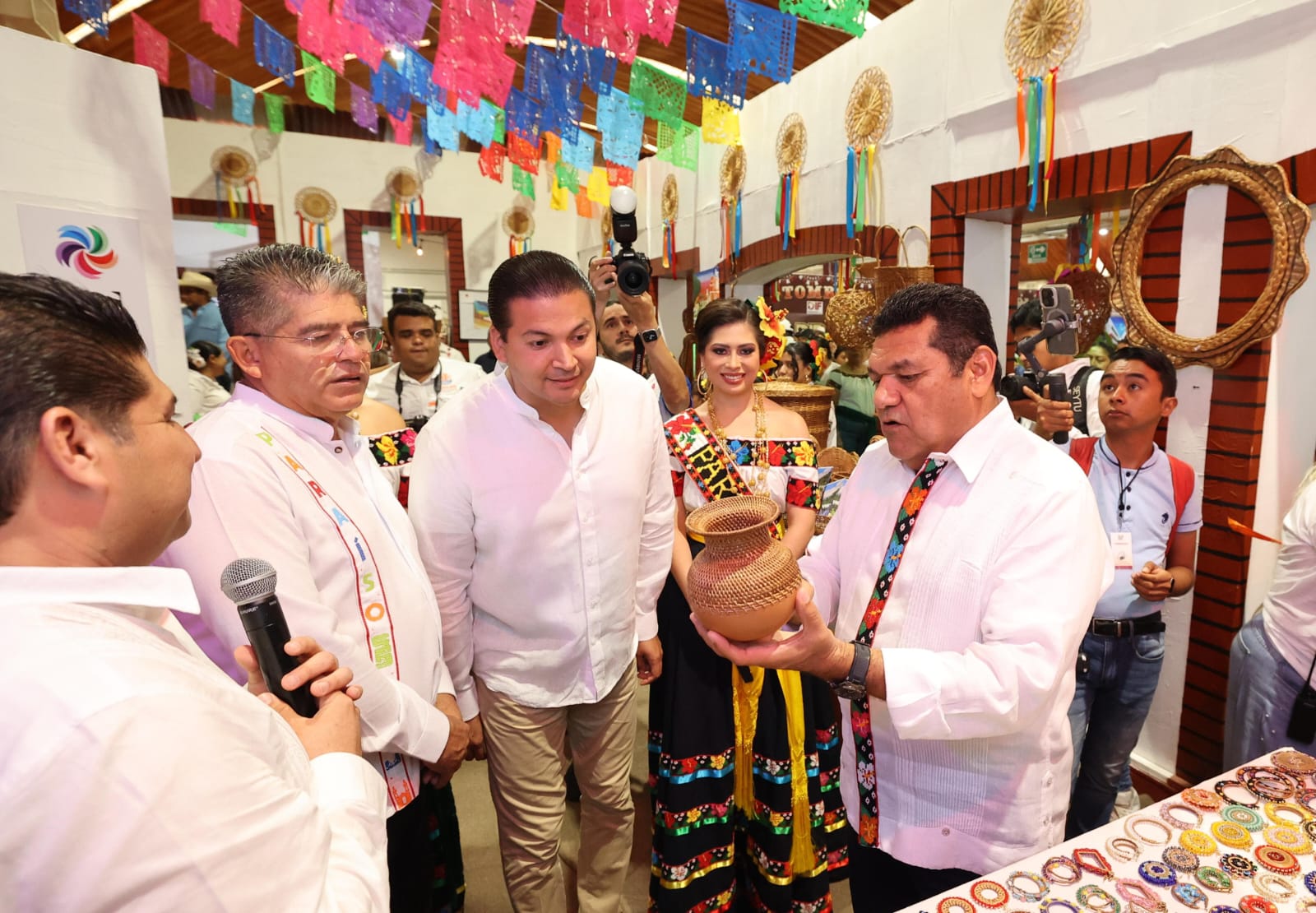 Inaugura Gobernador stands de Paraíso con acento en sus cinco regiones atractivas, y de Tacotalpa, que resalta maestría de sus artesanos en la cestería