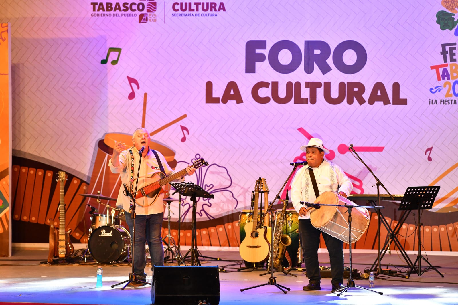 Blancas mariposas volaron sobre el Foro ‘La Cultural’, para acompañar los bailes y luces con los que concluyó la Feria Tabasco 2025