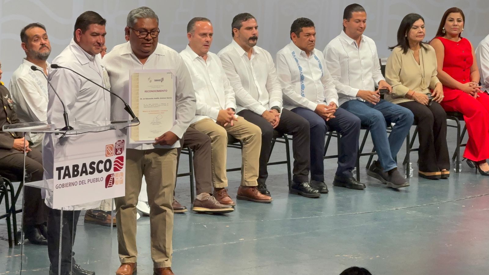 Festeja Javier May a enfermeras y enfermeros con reconocimiento y bono