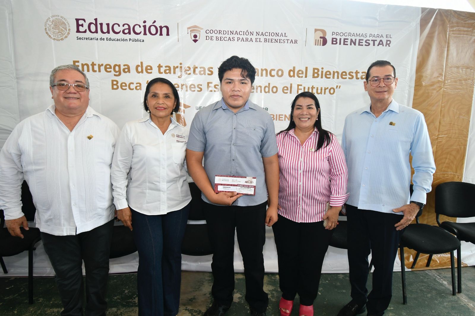 En la UJAT entregan becas “Jóvenes Escribiendo el Futuro”