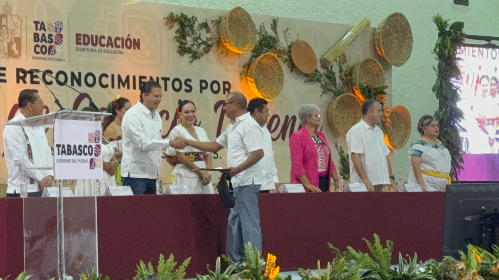 Reconoce Javier May a 841 maestros